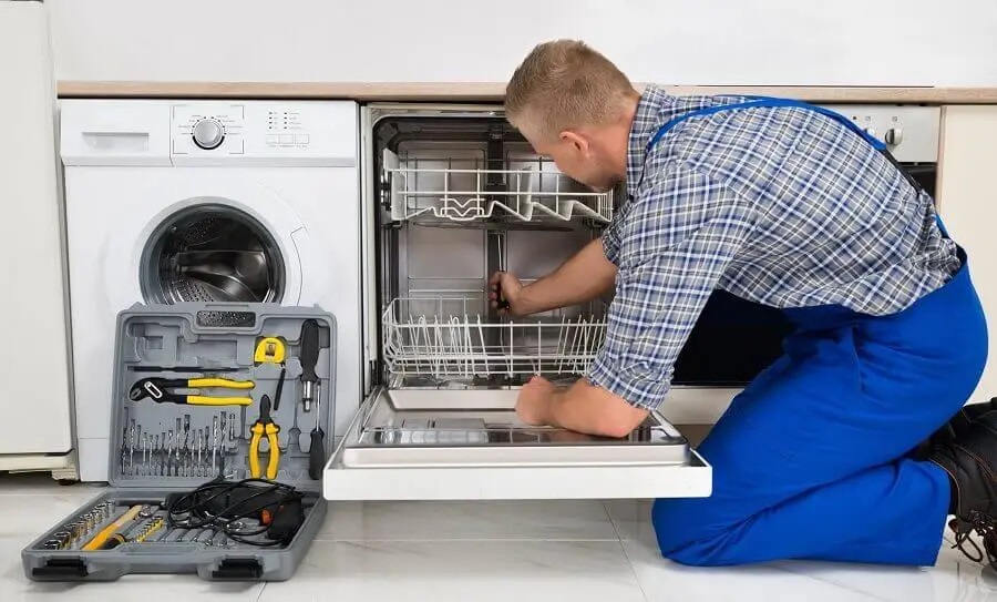 Yenimahalle Daikin servisi teknisyen ekibi beyaz eşya tamiri yaparken